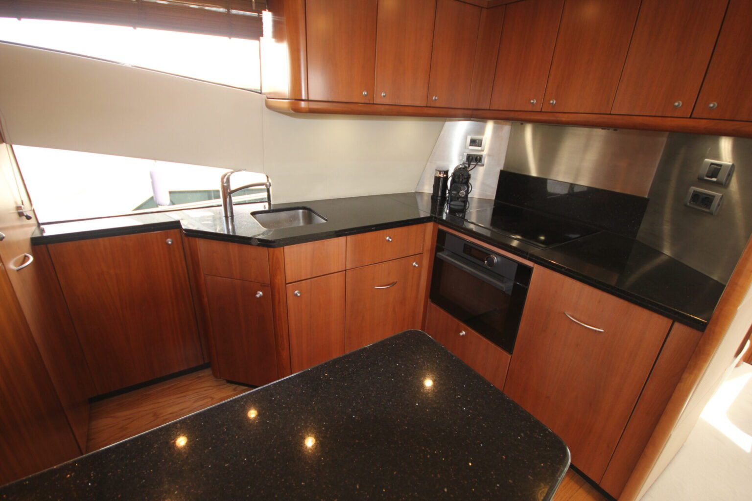 מנועית Sunseeker 75 Yacht יד שנייה - סטרים יאכטות