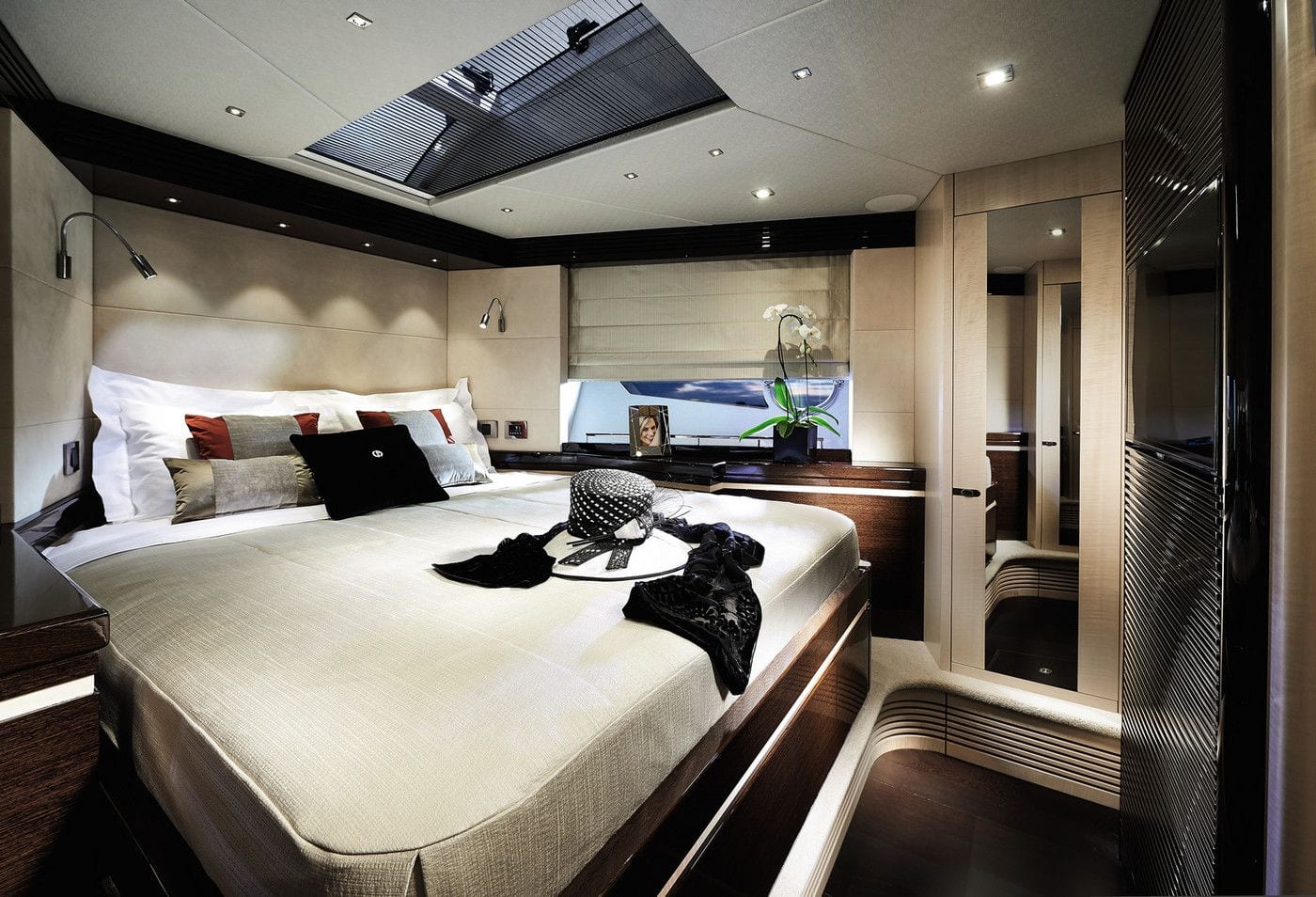 יאכטה Sunseeker Sport Yacht 68 - סטרים יאכטות