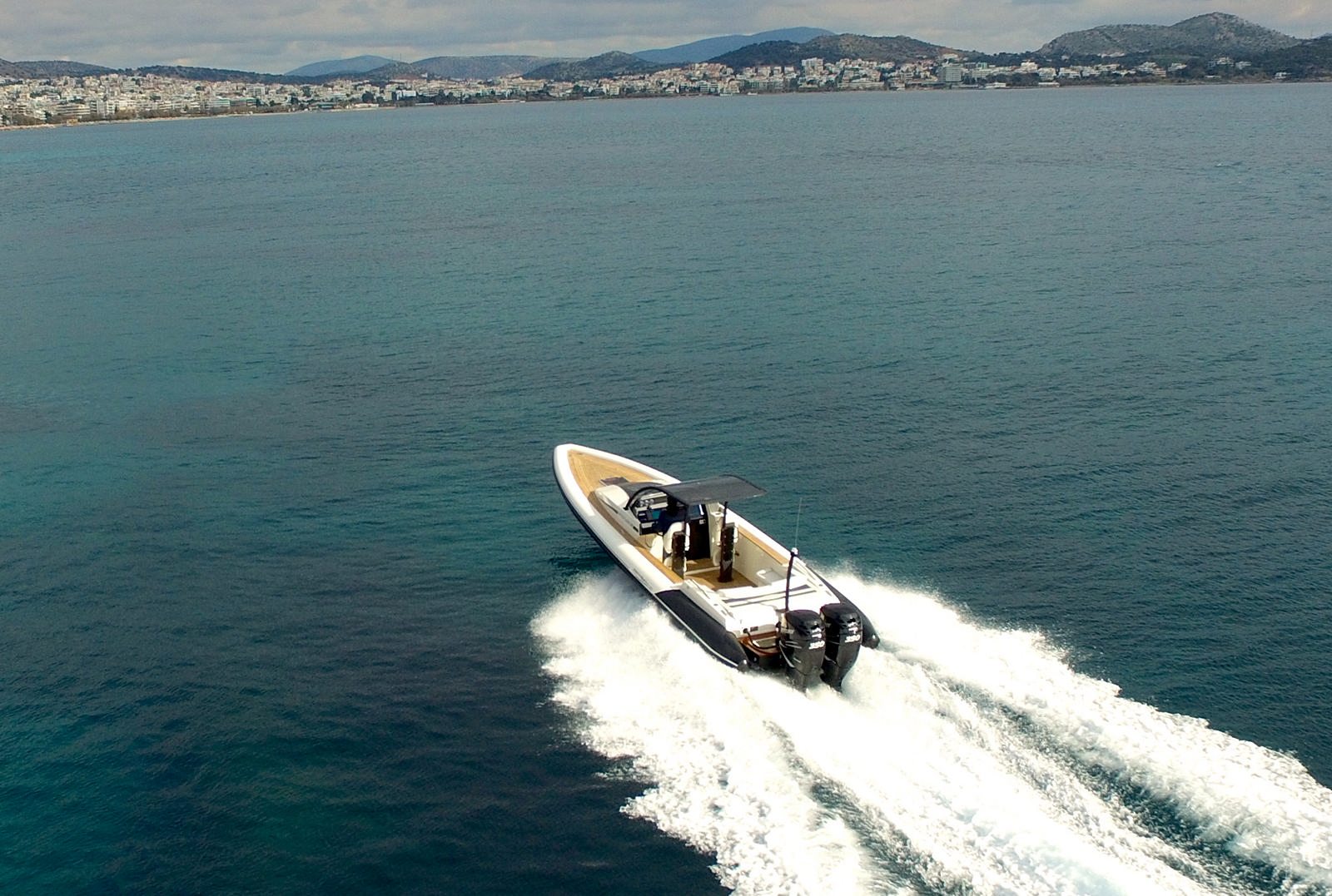 סירה חצי קשיחה TECHNOHULL ATTITUDE 35 - סטרים יאכטות - סירה חצי קשיחה TECHNOHULL ATTITUDE 35 - סטרים יאכטות
