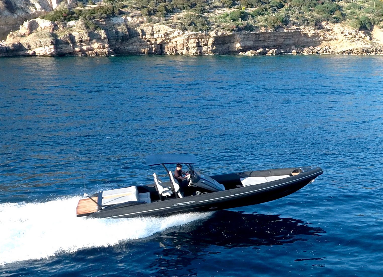 סירת ספורט GLASTRON GTD 205 - סירה חצי קשיחה TECHNOHULL seaDNA999G5 - סטרים יאכטות