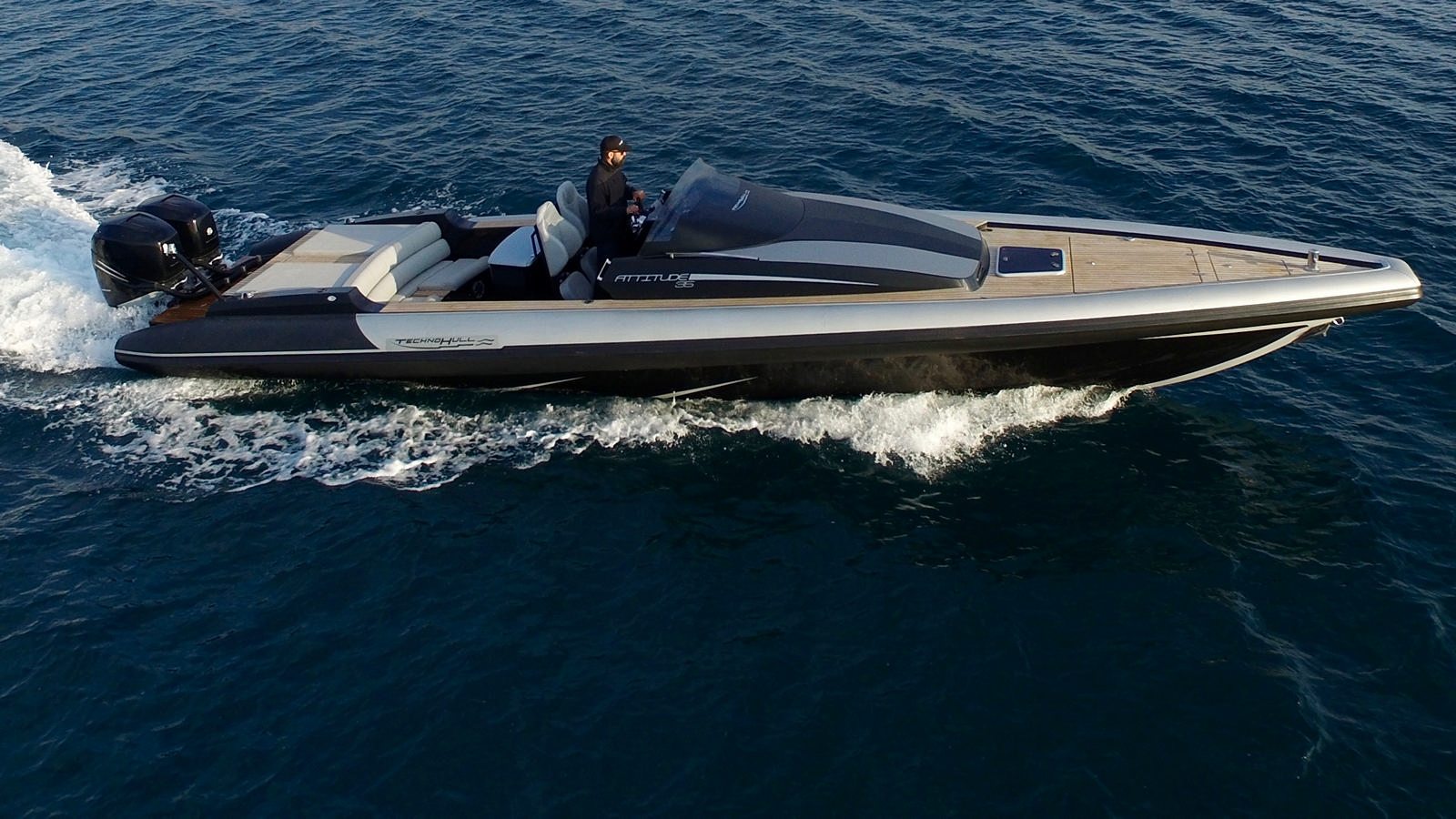 סירה חצי קשיחה TECHNOHULL ATTITUDE 35 - סטרים יאכטות - סירה חצי קשיחה TECHNOHULL ATTITUDE 35 - סטרים יאכטות