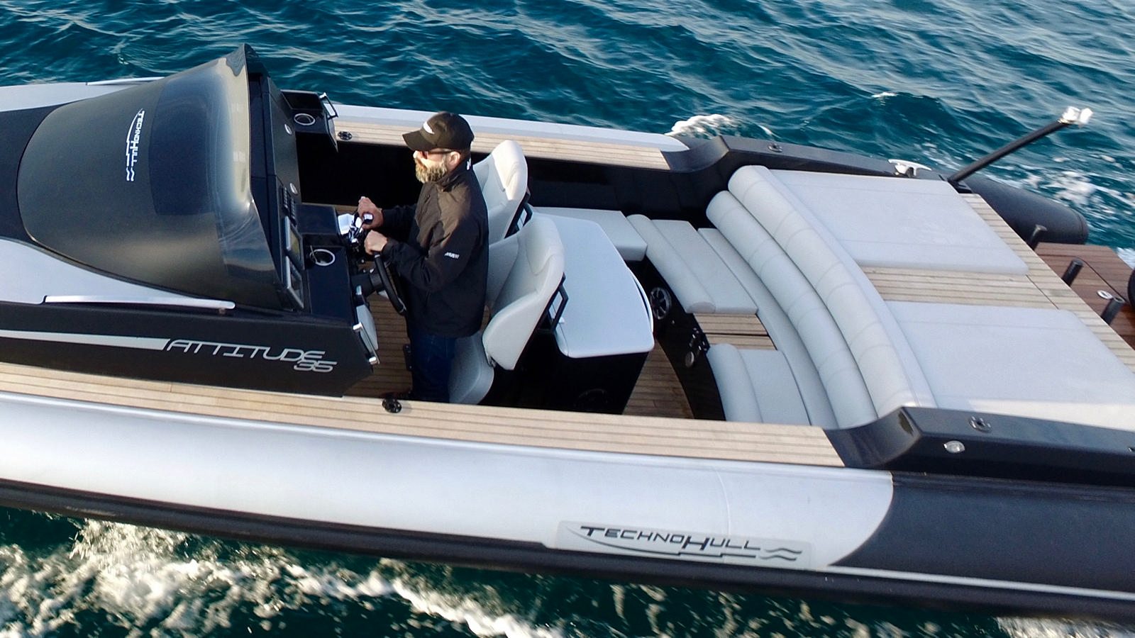 סירה חצי קשיחה TECHNOHULL ATTITUDE 35 - סטרים יאכטות - סירה חצי קשיחה TECHNOHULL ATTITUDE 35 - סטרים יאכטות