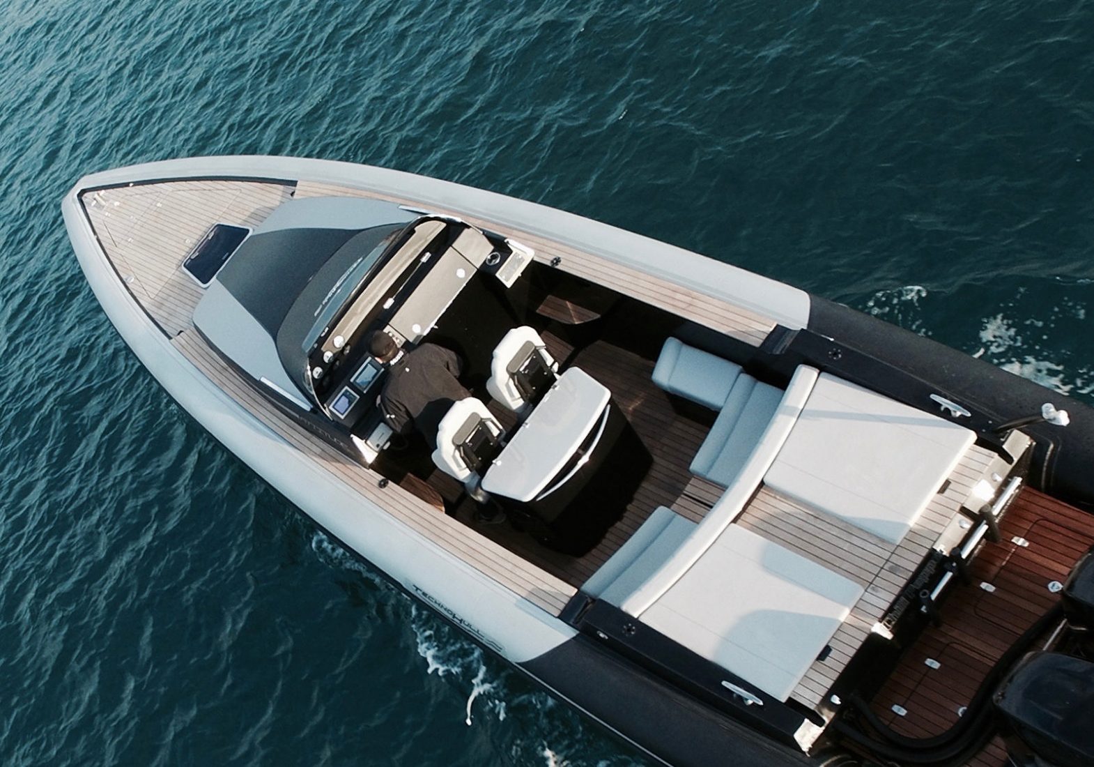סירה חצי קשיחה TECHNOHULL ATTITUDE 35 - סטרים יאכטות - סירה חצי קשיחה TECHNOHULL ATTITUDE 35 - סטרים יאכטות