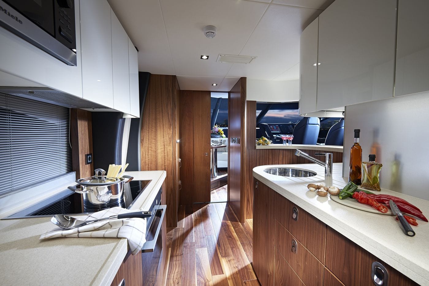 יאכטה Sunseeker Yacht 86 - סטרים יאכטות