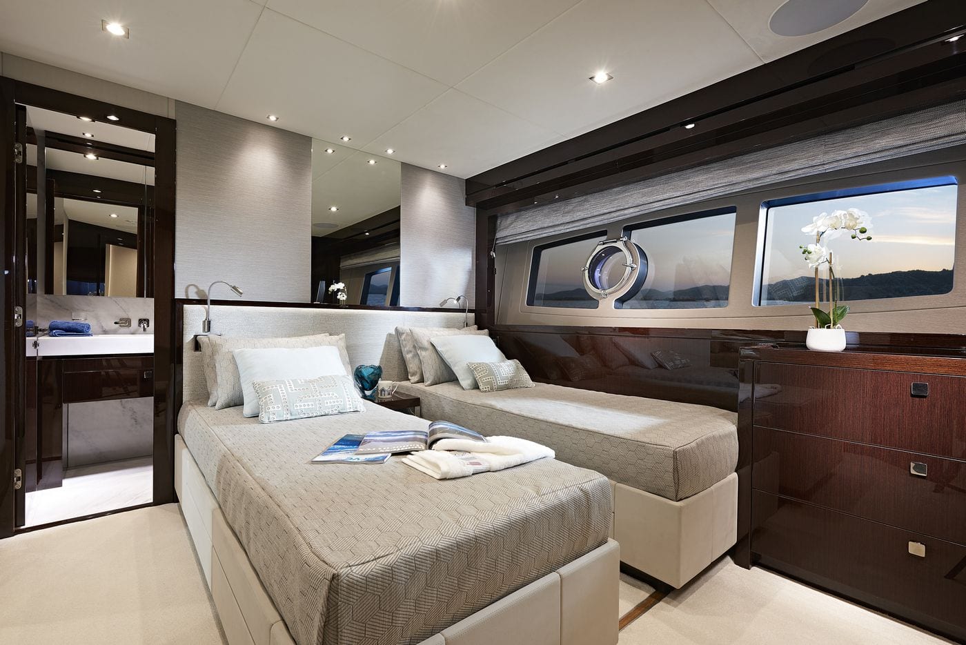 יאכטה Sunseeker Yacht 95 - סטרים יאכטות