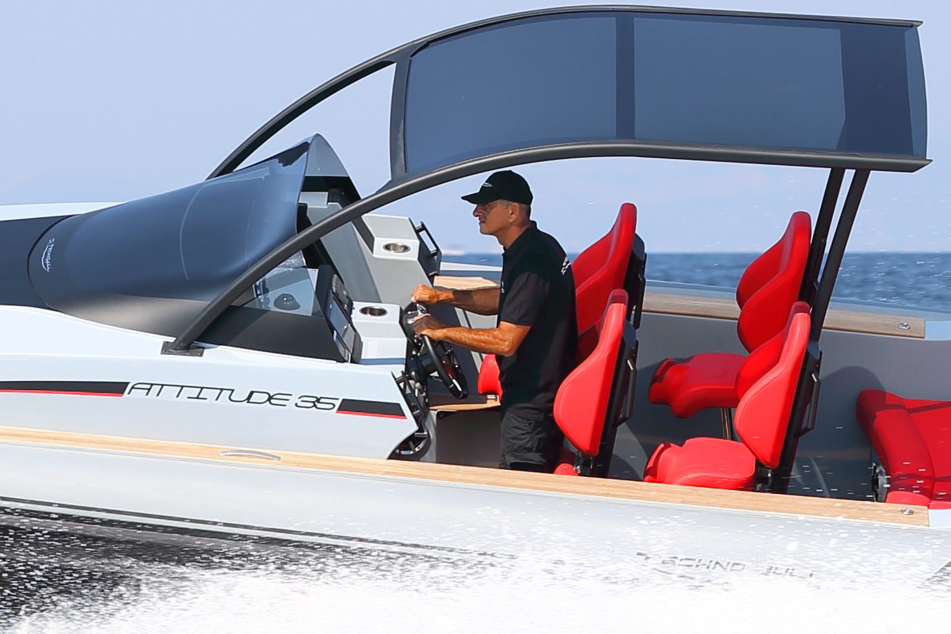 סירה חצי קשיחה TECHNOHULL ATTITUDE 35 - סטרים יאכטות - סירה חצי קשיחה TECHNOHULL ATTITUDE 35 - סטרים יאכטות