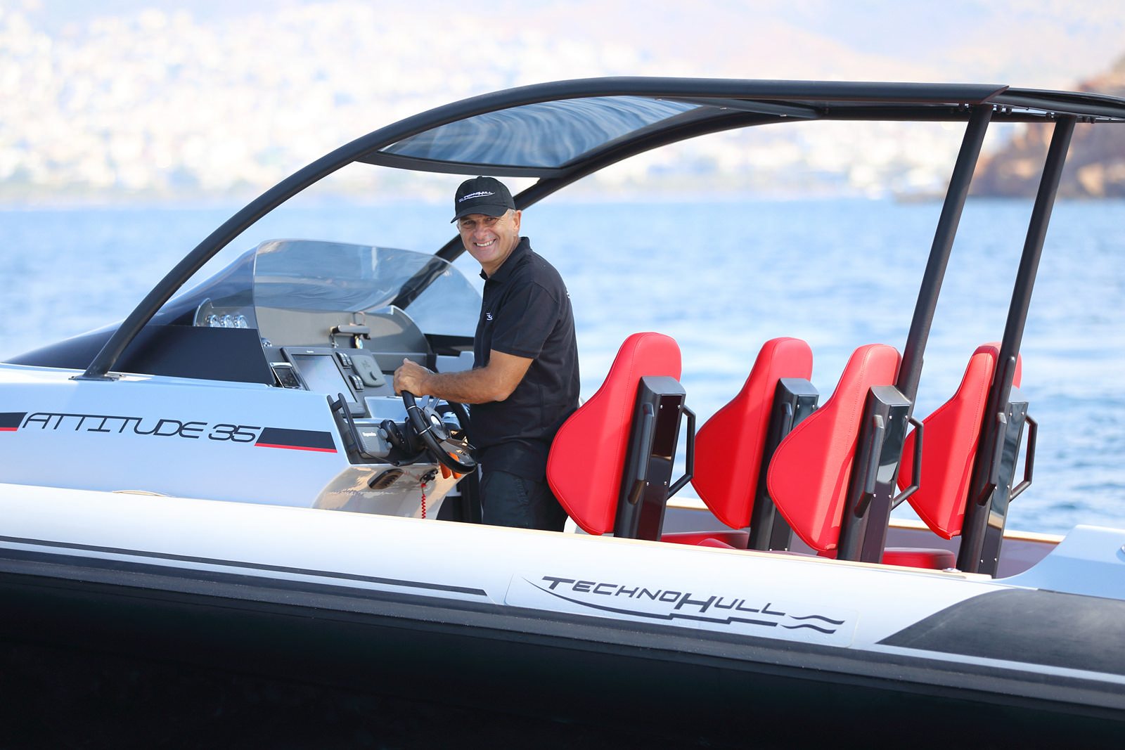 סירה חצי קשיחה TECHNOHULL ATTITUDE 35 - סטרים יאכטות - סירה חצי קשיחה TECHNOHULL ATTITUDE 35 - סטרים יאכטות