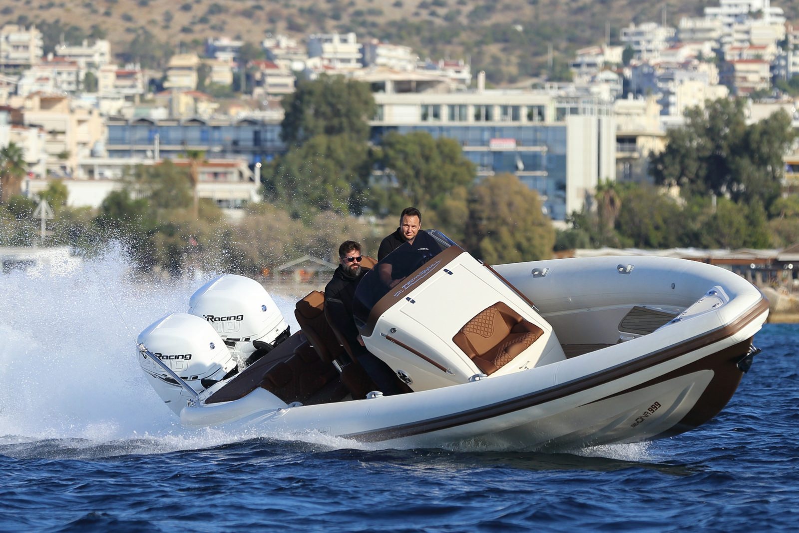 סירת ספורט GLASTRON GTD 205 - סירה חצי קשיחה TECHNOHULL seaDNA999G5 - סטרים יאכטות