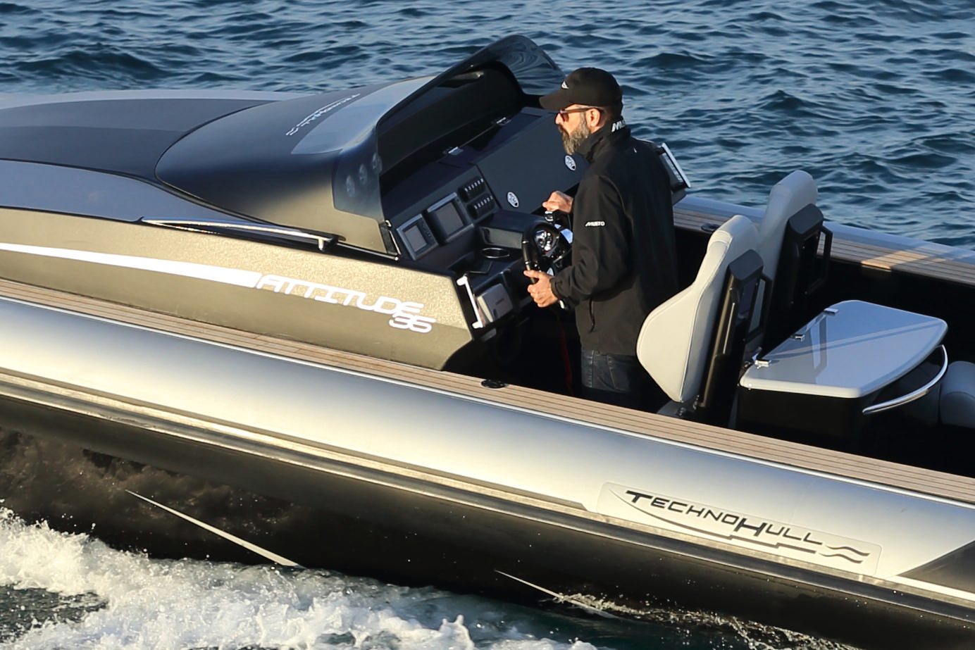 סירה חצי קשיחה TECHNOHULL ATTITUDE 35 -סטרים יאכטות - סירה חצי קשיחה TECHNOHULL ATTITUDE 35 - סטרים יאכטות