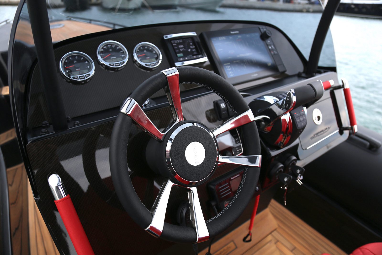 סירת ספורט GLASTRON GTD 205 - סירה חצי קשיחה TECHNOHULL seaDNA999G5 - סטרים יאכטות