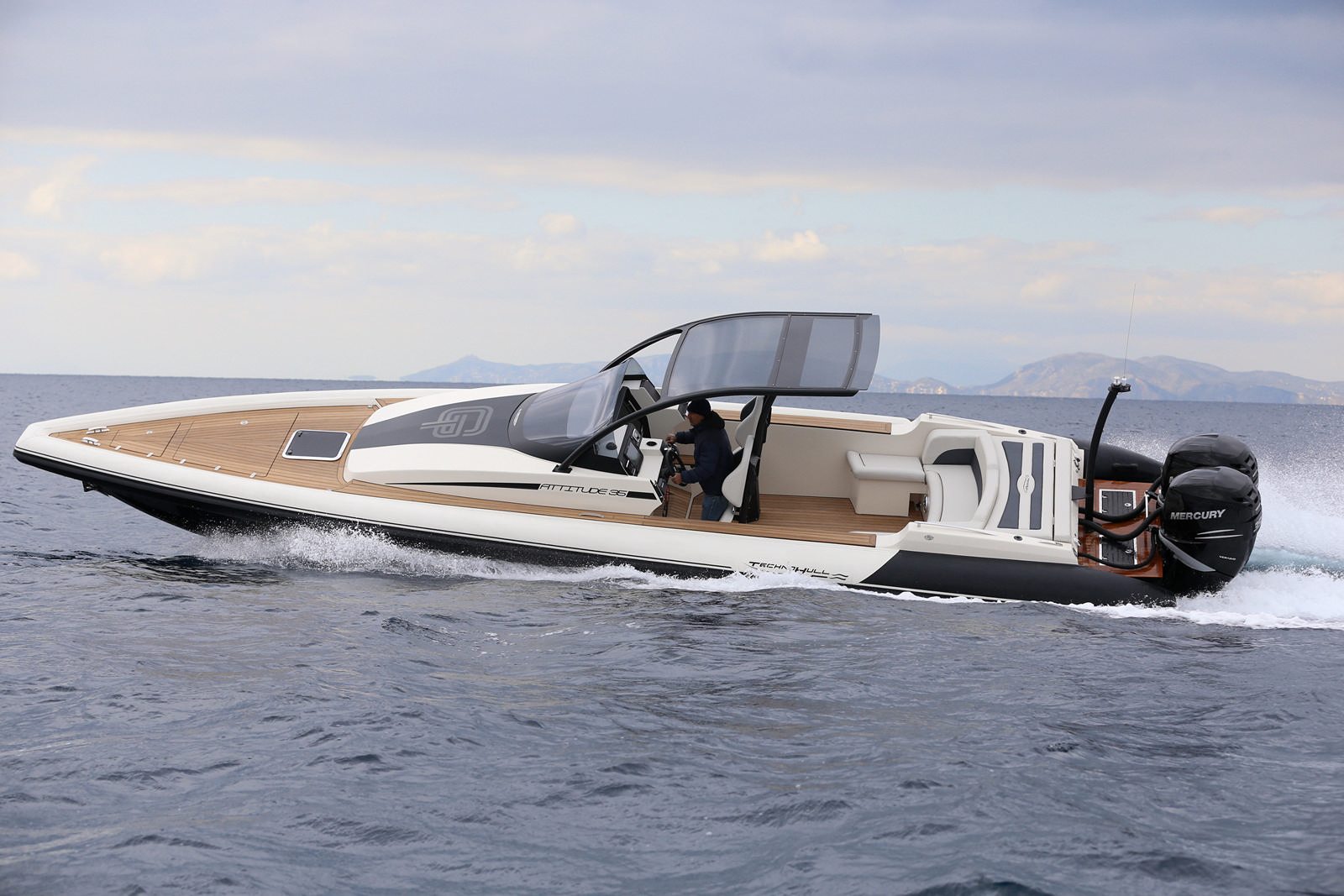 סירה חצי קשיחה TECHNOHULL ATTITUDE 35 - סירה חצי קשיחה TECHNOHULL ATTITUDE 35 - סטרים יאכטות