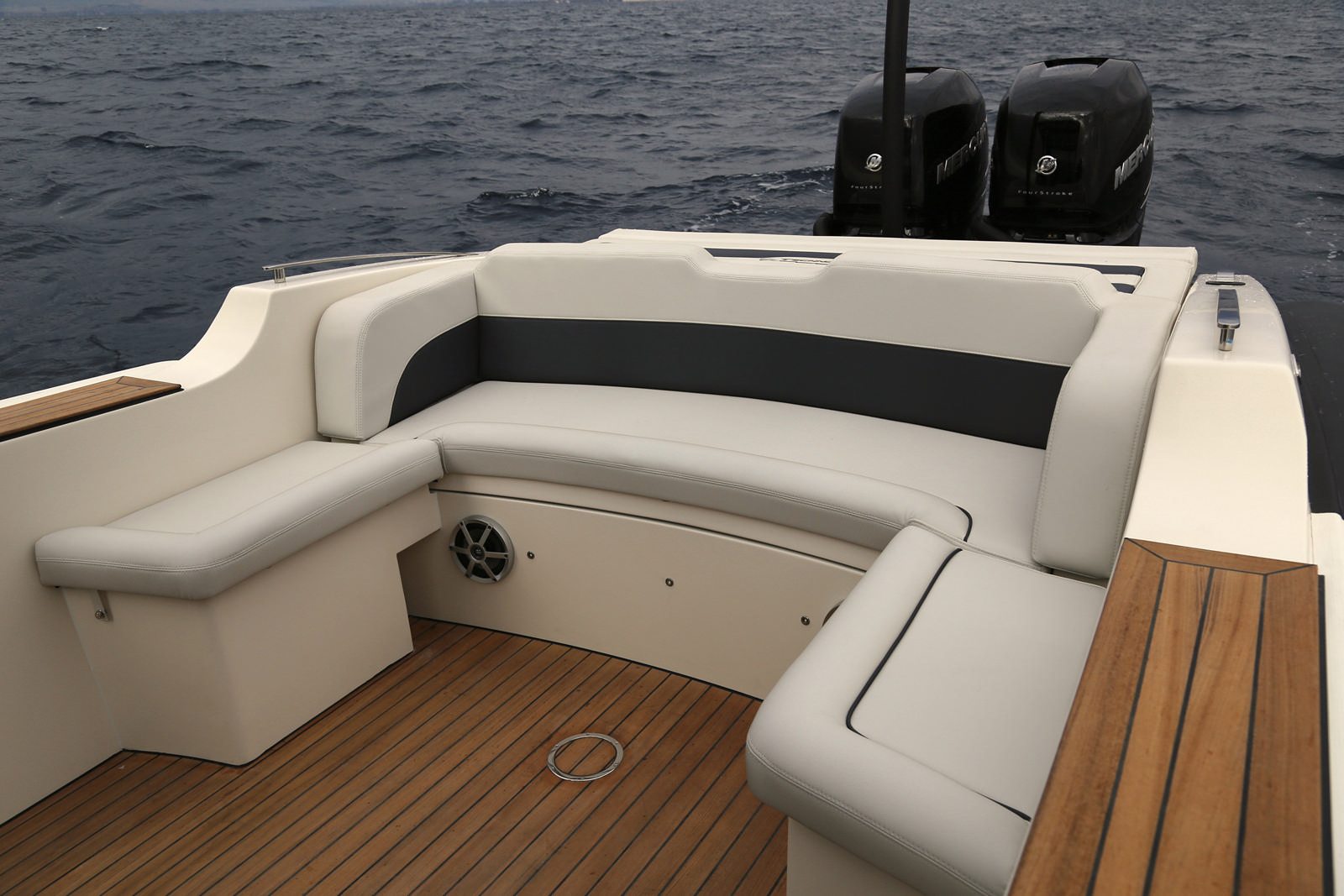 סירה חצי קשיחה TECHNOHULL ATTITUDE 35 - סטרים יאכטות - סירה חצי קשיחה TECHNOHULL ATTITUDE 35 - סטרים יאכטות