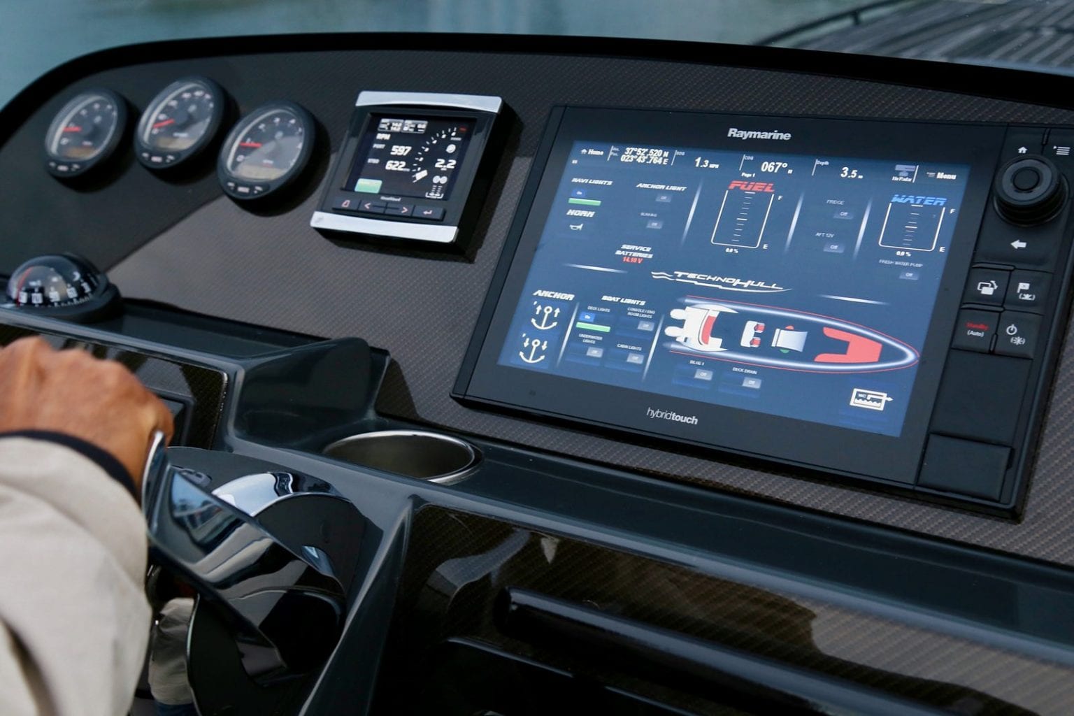 סירת ספורט GLASTRON GTD 205 - סירה חצי קשיחה TECHNOHULL seaDNA999G5 - סטרים יאכטות