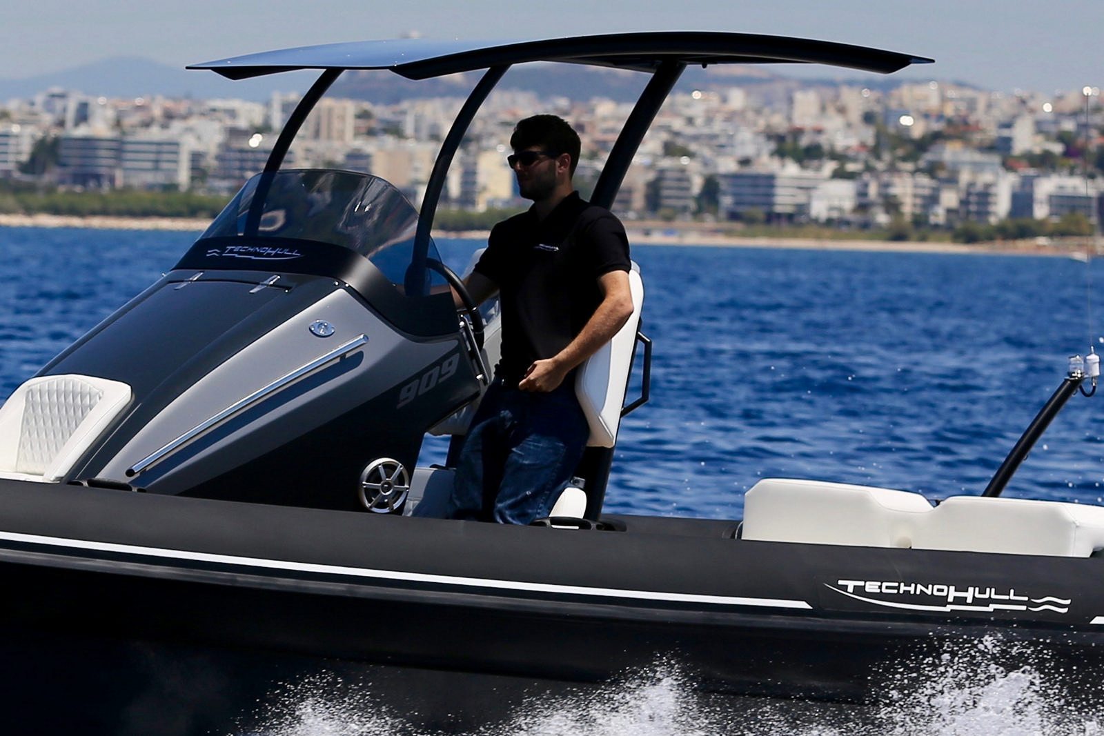 סירה חצי קשיחה TECHNOHULL SV909 - סירה חצי קשיחה TECHNOHULL SV909 - סטרים יאכטות
