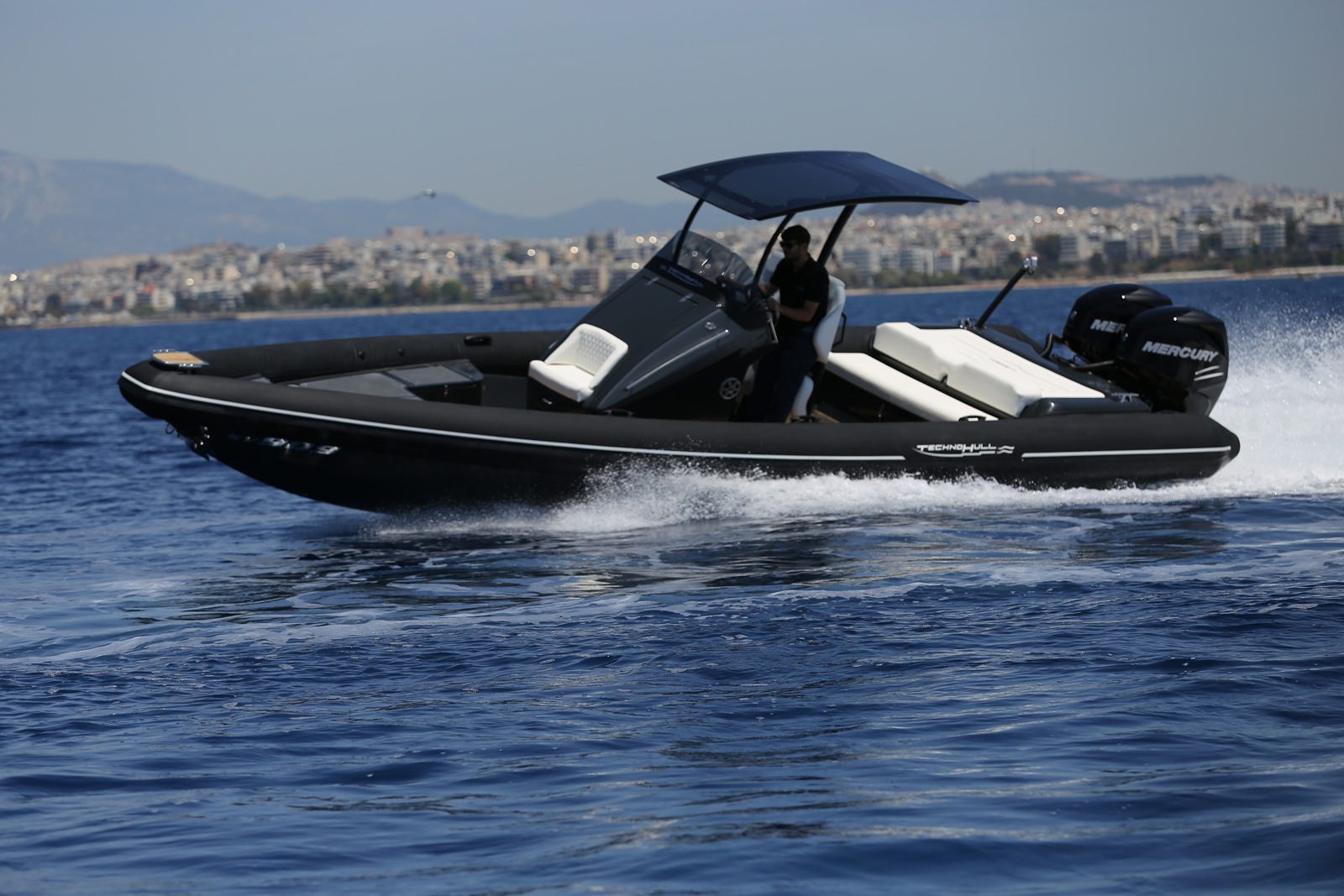 סירה חצי קשיחה TECHNOHULL SV909 - סירה חצי קשיחה TECHNOHULL SV909 - סטרים יאכטות