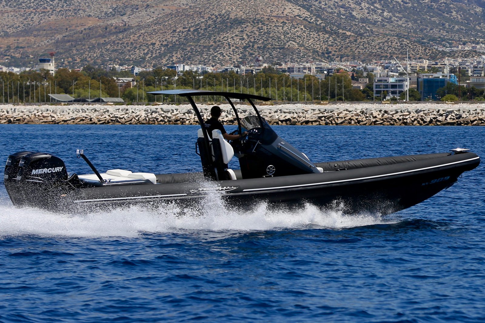 סירה חצי קשיחה TECHNOHULL SV909 - סירה חצי קשיחה TECHNOHULL SV909 - סטרים יאכטות