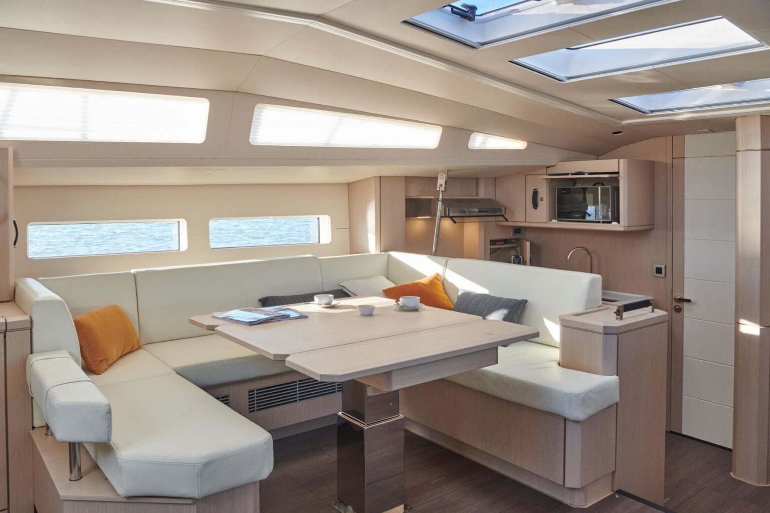 מפרשית JEANNEAU YACHTS 60 - סטרים יאכטות