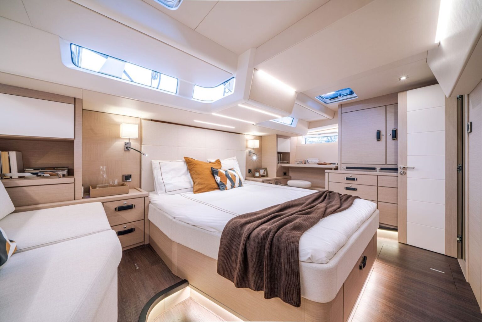 מפרשית JEANNEAU YACHTS 65 - סטרים יאכטות