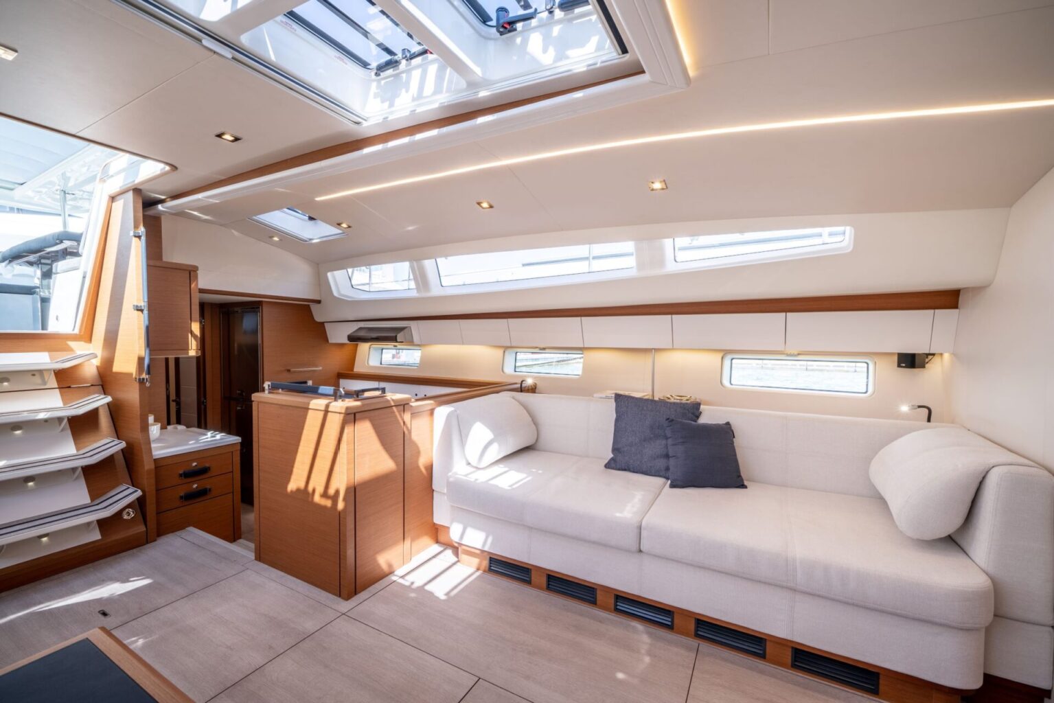 מפרשית JEANNEAU YACHTS 65 - סטרים יאכטות