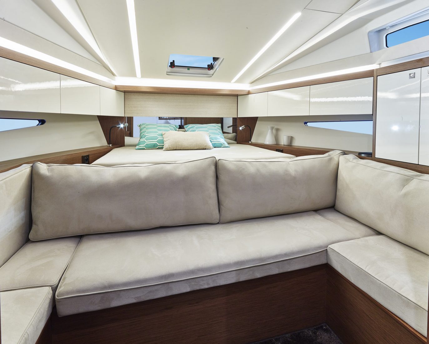 יאכטה מנועית JEANNEAU LEADER 33 - סטרים יאכטות - יאכטה מנועית JEANNEAU LEADER 33 - סטרים יאכטות
