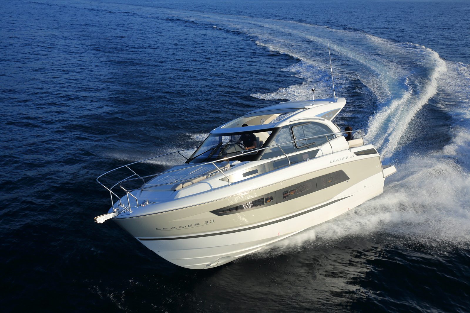 יאכטה מנועית JEANNEAU LEADER 33 - סטרים יאכטות - יאכטה מנועית JEANNEAU LEADER 33 - סטרים יאכטות