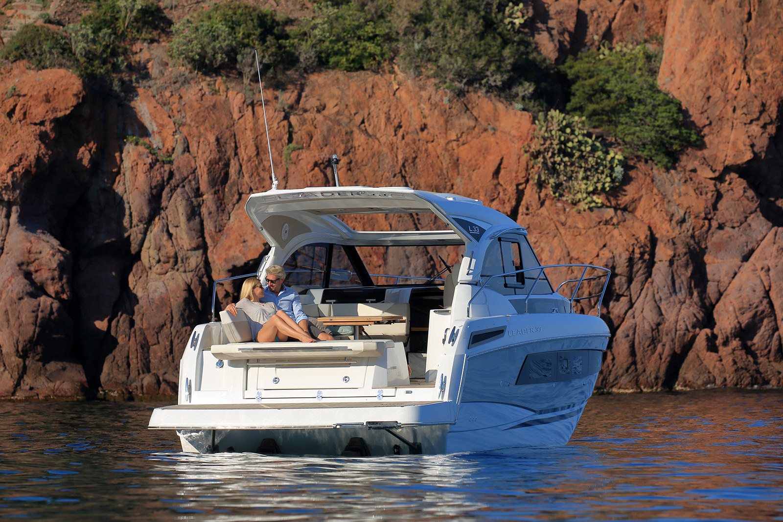 יאכטה מנועית JEANNEAU LEADER 33- סטרים יאכטות - יאכטה מנועית JEANNEAU LEADER 33 - סטרים יאכטות