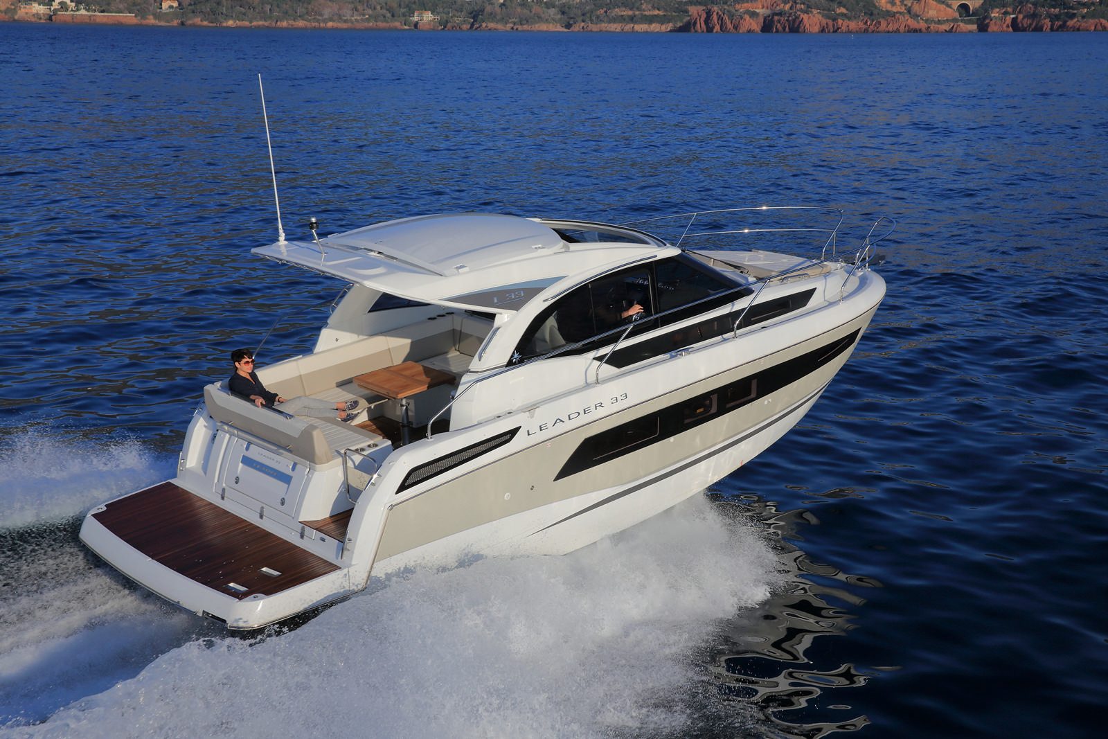 יאכטה מנועית JEANNEAU LEADER 33 - סטרים יאכטות - יאכטה מנועית JEANNEAU LEADER 33 - סטרים יאכטות
