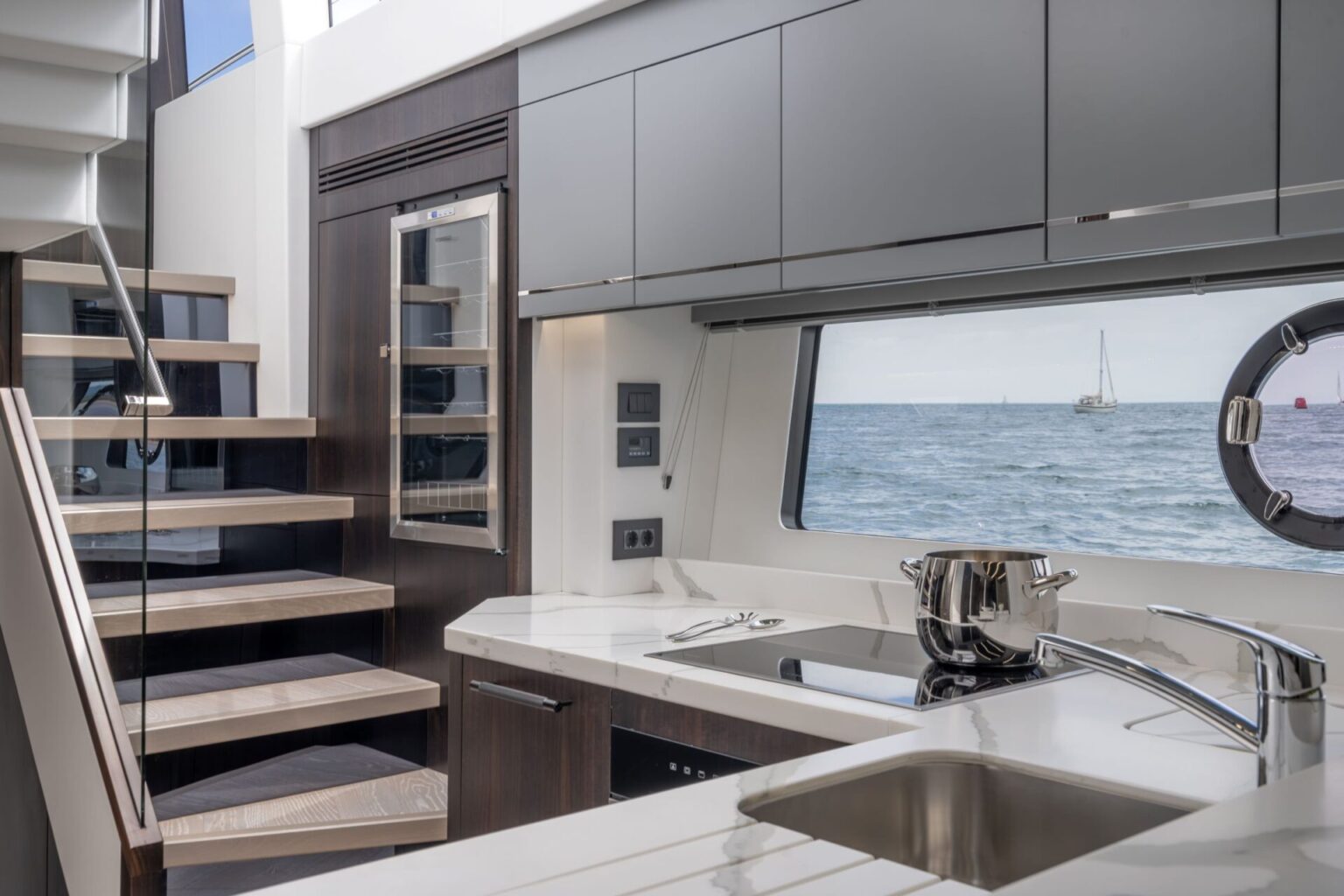 מנועית SUNSEEKER 75 SPORT YACHT - סטרים יאכטות