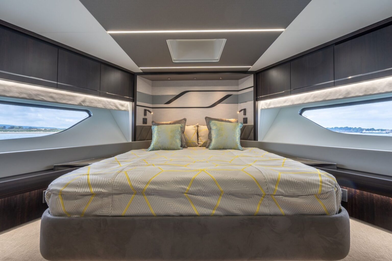 מנועית SUNSEEKER 75 SPORT YACHT - סטרים יאכטות