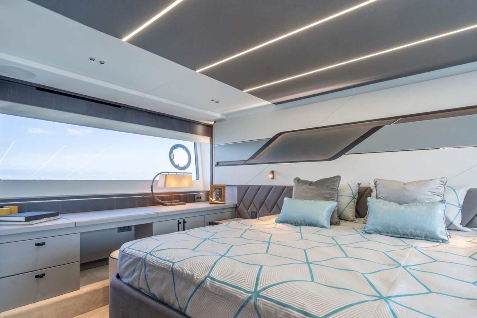מנועית SUNSEEKER 75 SPORT YACHT - סטרים יאכטות