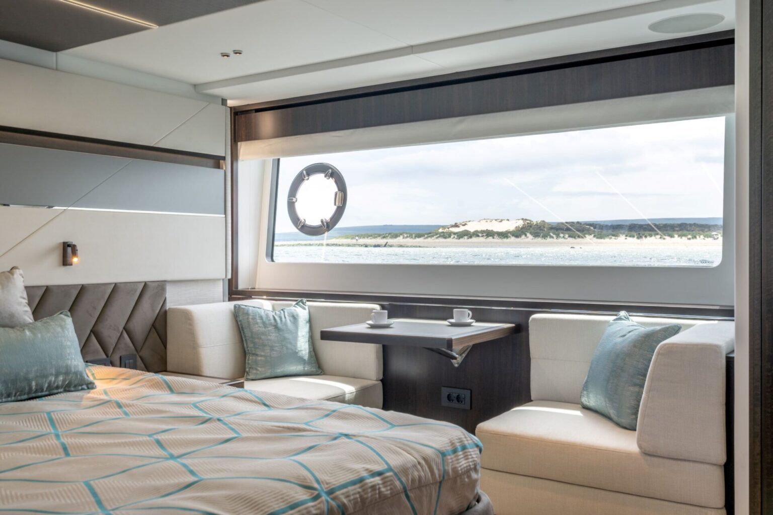מנועית SUNSEEKER 75 SPORT YACHT - סטרים יאכטות