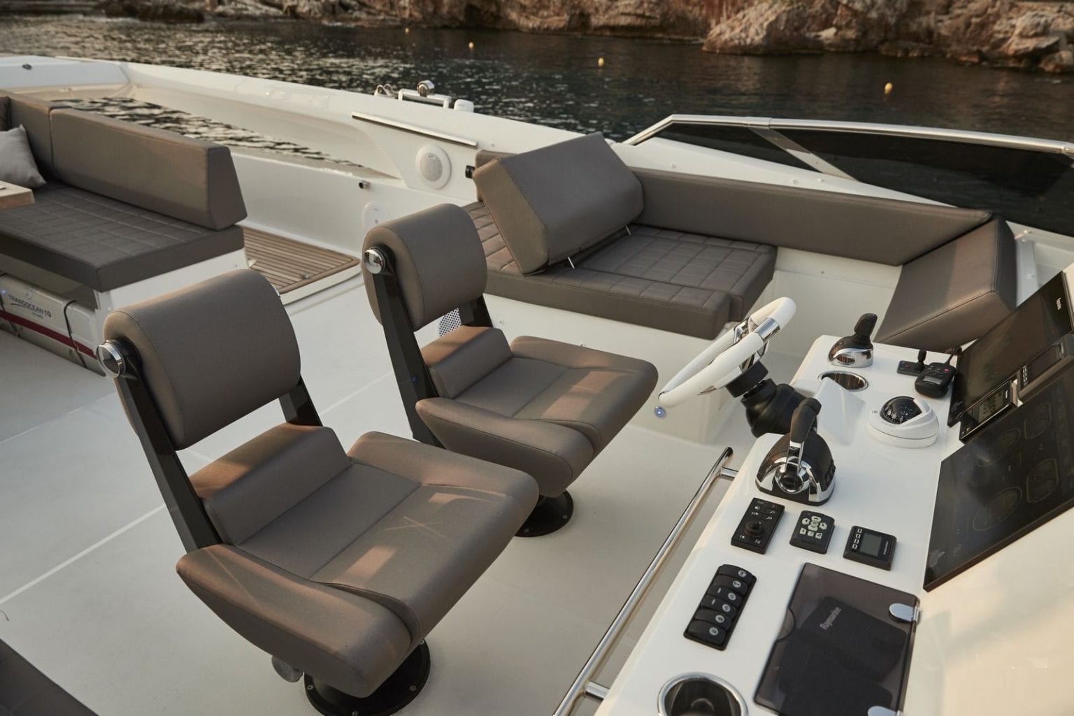 PRESTIGE 690 Sport - סטרים יאכטות