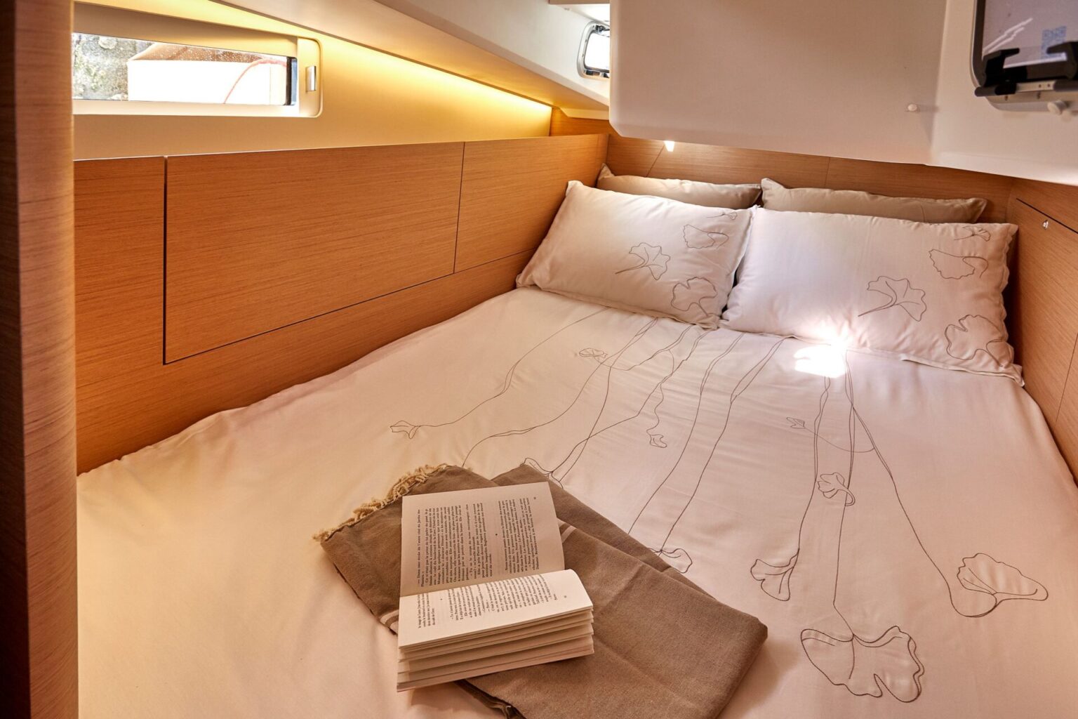 מפרשית JEANNEAU SUN ODYSSEY 410 - סטרים יאכטות