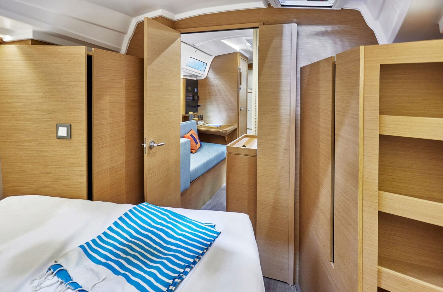 מפרשית JEANNEAU SUN ODYSSEY 380 - סטרים יאכטות