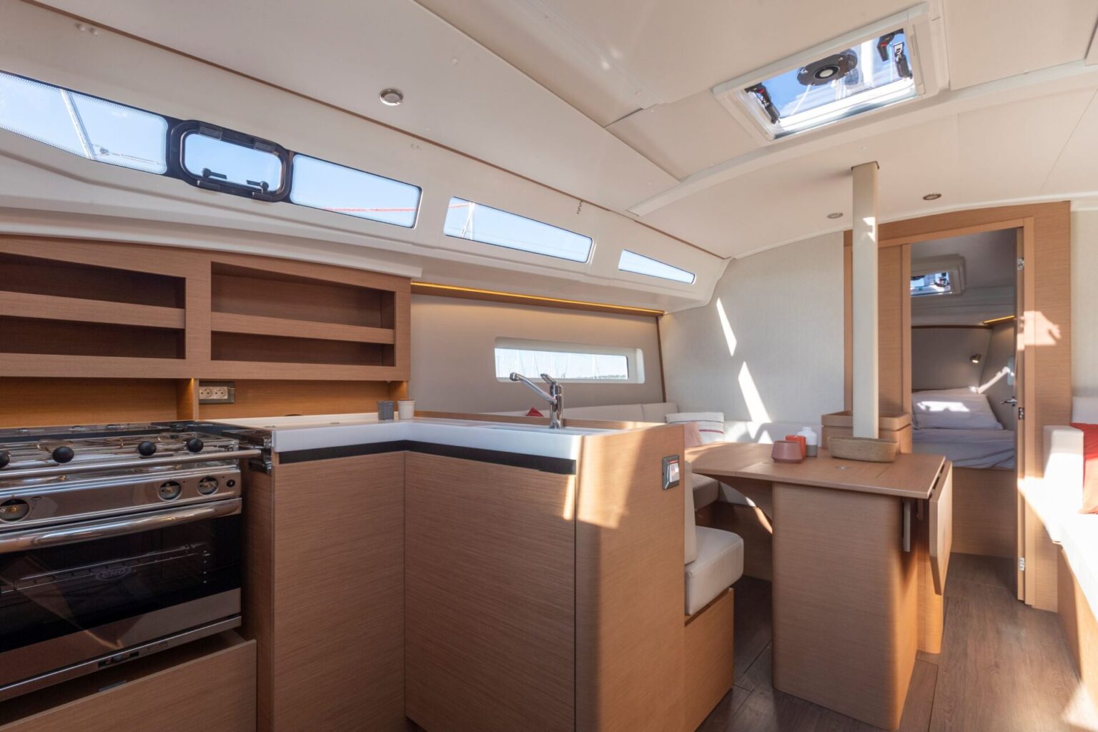 מפרשית JEANNEAU SUN ODYSSEY 380 - סטרים יאכטות