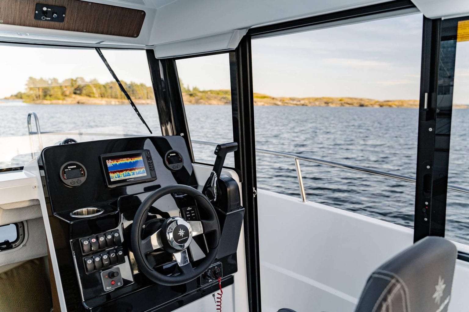 סירת מנוע JEANNEAU MERRY FISHER 695 Marlin NEW - סטרים יאכטות